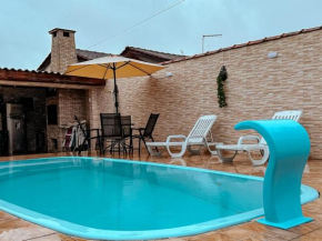 Casa em Matinhos com piscina e caiaque